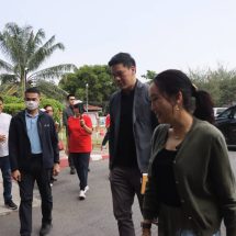 “แพทองธาร-ปิฎก” เข้าเยี่ยม “ทักษิณ” เผยคุณพ่อสบายดี ครอบครัวนับวันรอ อีก 2 เดือนหลังยื่นเอกสารพักโทษ