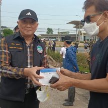 ปราจีนบุรี อบจ.ลงพื้นที่แจกแมสแก่ผู้ที่ได้รับผลกระทบไฟไหม้