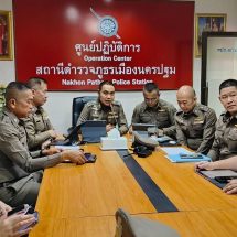 ผู้บังคับการตำรวจภูธรจังหวัดนครปฐม นำทีมคลี่คลายคดีคนร้ายชิงทอง ร้านทองออโรร่าบิ๊กซี ผ่านระบบซูมสรุปแนวทางความคืบหน้าต่อรองผู้บัญชาการตำรวจภูธรภาค7 ขณะที่ชุดไลล่าเร่งไล่ กล้อง พื้นที่ต่างๆพบคนร้ายขี่จักรยานยนต์ย้อนศรเข้าทางออกเพื่อมาก่อเหตุ