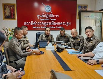 ผู้บังคับการตำรวจภูธรจังหวัดนครปฐม นำทีมคลี่คลายคดีคนร้ายชิงทอง ร้านทองออโรร่าบิ๊กซี ผ่านระบบซูมสรุปแนวทางความคืบหน้าต่อรองผู้บัญชาการตำรวจภูธรภาค7 ขณะที่ชุดไลล่าเร่งไล่ กล้อง พื้นที่ต่างๆพบคนร้ายขี่จักรยานยนต์ย้อนศรเข้าทางออกเพื่อมาก่อเหตุ