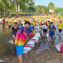 กาญจนบุรี – สามัคคีคือพลัง ชาวบ้านหมู่ 7 บ้านใหม่พัฒนา ร่วมแรงจัดสร้างฝายชะลอน้ำ ตั้งเป็นจุดสูบน้ำใข้ในหมู่บ้านโดยพึ่งพาตนเอง