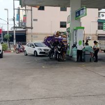 วิกฤตสถานการณ์น้ำมันของจังหวัดอุตรดิตถ์ ประชาชนต่อแถวกันเต็มน้ำมัน