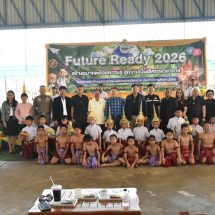 กาญจนบุรี – บิ๊กเปี๊ยก นายกเล็กเมืองกาญจน์ ประธานเปิดงานวิชาการโรงเรียนเทศบาล 3 อย่างอบอุ่น แถมสร้างเสียงหัวเราะจากช่วงพิธีเปิดที่เปเปอร์ชูตมือถือไม่ทํางานจากการหมุนของนักเรียน ที่ช่วยกันแก้ปัญหาเฉพาะหน้าจนลุล่วงไปด้วยดี สร้างเสียงตบมือและรอยยิ้มอย่างดังสนั่นตลอดงาน