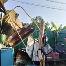 ชัยภูมิ////ชาวบ้านเตรียมตัวไม่ทันพายุฤดูร้อนพัดถล่มบ้านเรือนประชาชนได้รับความเสียหายหลังคาปลิวว่อนกว่า 10 หลังคาเรือน ชาวบ้านหนีตายจ้าละหวั่น