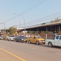 ชัยภูมิ///ชาวบ้าน-เกษตรกร ต.นายางกลัก อ.เทพสถิต จ.ชัยภูมิ ยอมอดนอนตื่นเเต่เช้า แห่เข้าคิวรอเติมน้ำมัน แน่นปั๊ม แถวยาวเป็นกิโล หลังจากมีฝนตกในพื้นที่ หวังนำน้ำมันไปเติมรถไถเพื่อการเกษตร