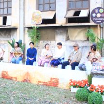 กาญจนบุรี – สวมชุดผ้าไทยเปิดแถลงข่าว “กรุ่น กลิ่น กาญจน์ แดนอาหารตะวันตก”!! โดยหอการค้าจังหวัดกาญจนบุรี จับมือพัฒนาการจังหวัดกาญจน์ สมาคม และชมรมในจังหวัดกาญจน์ จัดขึ้นระหว่า 3 – 5 เม.ย. 2569 นี้