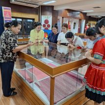 นักศึกษาเอกภาษาไทยมหาวิทยาลัยมหาสารคามเยี่ยมชมพิพิธภัณฑ์ผ้าทอ อนุภาคลุ่มน้ำโขง