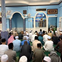 ชาวไทยมุสลิม ใน อ.เบตง จ.ยะลา ร่วมละหมาดเนื่องในวันฮารีรายออีฎิ้ลฟิตริ ขอมาอัฟในสิ่งที่ล่วงเกินซึ่งกันและกัน พร้อมทำกิจกรรมร่วมกับครอบครัวอย่างมีความสุข