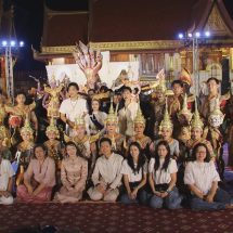 เหล่าผู้ศรัทธาเข้าร่วมพิธีมหาพิธีบวงสรวงเทพยดา มงคลกาลไจตระ ชักนาคดึกดำบรรพ์
