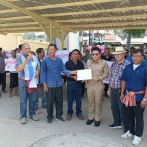 เกษตรกรจังหวัดอุตรดิตถ์ รวมตัวกันยื่นข้อเรียกร้องผ่านนายอำเภอพิชัยผ่านไปถึงนายกรัฐมนตรี เพื่อเรียกร้องขอให้รัฐบาลเร่งแก้ปัญหาน้ำมัน และราคาข้าวตกต่ำ