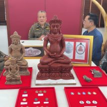 สุรินทร์ กต.ตร.สุรินทร์ จัดสร้างพระบูชาและเหรียญจอมสุรินทร์รุ่นพิทักษ์แผ่นดินไทย เสริมสร้างความมั่นคงตามพื้นที่ชายแดนไทย -กัมพูชา นำรายได้สมทบช่วยกันสร้าง””ถนน 2 วีรบุรุษ”” เพื่อเชื่อมต่อไปยังพื้นที่เนิน 350 และปราสาทตาควาย