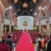 เยาวชนอังกฤษเรียนรู้พุทธศาสนา สัมผัสวิถีไทยผ่าน “ตักบาตร-นั่งสมาธิ” ที่วัดพระธรรมกายลอนดอน