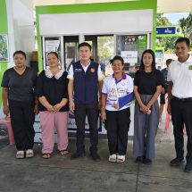 พังงา ผู้ประกอบการเรือข้ามฟาก บ้านน้ำเค็ม เกาะคอเขา แบกทุนอ่วมหลังน้ำมันพุ่งเกือบ 40 บาท แถมเจอปัญหาน้ำมันขาดช่วงและมาตรการจำกัดการเติมใส่แกลลอน แต่ยังใจถึงไม่ปรับขึ้นค่าโดยสารกับประชาชนและนักท่องเที่ยวหวั่นกระทบผู้โดยสารในระยะยาวหากภาครัฐไร้มาตรการเยียวยา