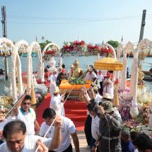 สุดยิ่งใหญ่ เปิดงาน เทศกาลนมัสการปิดทองหลวงพ่อวัดไร่ขิง ประจำปี 2569แห่หลวงพ่อวัดไร่ขิงเหนือผืนน้ำแม่น้ำท่าจีนสุดยิ่งใหญ่ โดยตลอดระยะ 9 วัน 9 คืน คาดประชาชนนับแสน เดินทางหลั่งไหลชมบารมีหลวงพ่อวัดไร่ขิง