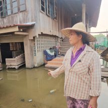 ที่จังหวัดน่าน ผู้เฒ่า 73 ปี หนึ่งในเกษตรกรที่ได้รับผลกระทบ เดือดร้อนอย่างหนัก ถูกน้ำท่วมขังต่อเนื่องยาวนานกว่า 3 ปี