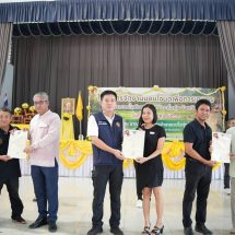 พังงา – ผู้ว่าราชการจังหวัดพังงามอบโฉนดเพื่อการเกษตรแก่เกษตรกรในท้องที่อำเภอตะกั่วทุ่ง จังหวัดพังงาได้มีที่ดินทำกินเป็นของตนเอง สามารถขจัดความยากจน และยกระดับคุณภาพชีวิตเกษตรกร