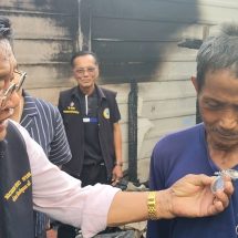 ปทุมธานี พ่อวัย64ปีประคองลูกกระโดดชั้น 2 หนีตายหลังไฟไหม้บ้านทั้งหลังเชื่อ“เหรียญหลวงพ่อสุด วัดกาหลง” ช่วยให้รอดปาฏิหาริย์ ขณะที่รูปบรรพบุรุษไม่ไหม้แถมมีเลขเด็ดท้ายภาพให้เห็น