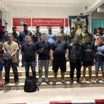 กาญจนบุรี – จับรายวันต่างด้าวเมียนมาหนีเข้าไทย แต่กลุ่มชาวจีนผ่านไทยเข้าไปเมียนมา!! เจ้าหน้าที่จับกุมกลุ่มแก๊งคอลเซนเตอร์สแกมเมอร์ “จีนเทา” หนีจากกัมพูชา ออกด่านเจดีย์สามองค์ ช่องทางธรรมชาติไปทำงานพญาตองซู เมียนมา แถมยังใช้เงินหยวนปลอมอีก