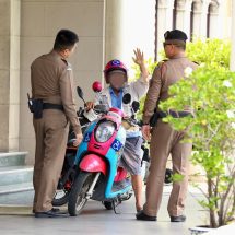 ลุงสูงอายุขี่มอเตอร์ไซค์ติดสติกเกอร์คนพิการฝ่าจุดตรวจทำเนียบรัฐบาล บีบแตร – ตะโกนเรียกหา ’อนุทิน‘ ขึ้นไปจอดหน้าตึกไทยคู่ฟ้า อ้างไม่ได้รับความเป็นธรรม – ขอเงินเยียวยา ก่อนถูกตำรวจสันติบาล ประกบพาออกนอกพื้นที่