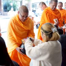 ชาวไทยในต่างแดนและชาวต่างชาติร่วมตักบาตรฟังธรรมกลางนครซิดนีย์ ออสเตรเลีย