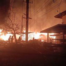 ปราจีนบุรี ระทึกกลางดึก ไฟไหม้โกดังไม้พาเลทวอดทั้งหลัง