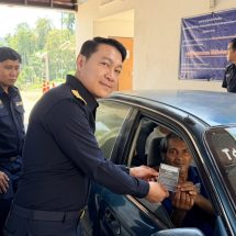 ด่านศุลกากรเบตงแจกใบปลิวประชาสัมพันธ์การจัดทำใบขนสินค้าพิเศษรองรับนักท่องเที่ยวที่จะเข้ามาในช่วงสงกรานต์