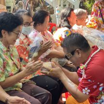 สงกรานต์สุดมันส์ที่ถนนข้าวแกง ตำบลคลองสาม ปทุมธานี! ตั๊กแตน ชลดา และ มีนตรา อินทิรา ระเบิดความมันส์ในคอนเสิร์ต