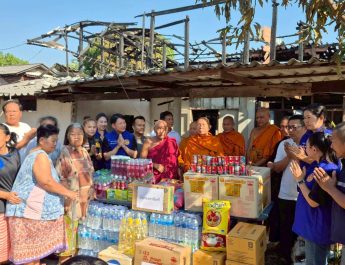 นายอำเภอนครชัยศรี ร่วมผู้นำชุมชน คณะสงฆ์ มอบเงินเครื่องใช้ให้กำลังใจ ผู้ประสบ 4 ชีวิต เหตุเพลิงไหม้บ้านเรือนช่วงหน้าร้อน