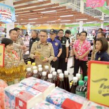 กาฬสินธุ์ ผู้ว่าฯกาฬสินธุ์นำทีมตรวจติดตามสินค้าไทยช่วยไทยลดภาระค่าครองชีพ