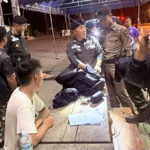 กาญจนบุรี – ตบตายังไม่รอดรวบคาด่านขบวนการรับจ้างขน!! “จีนเทา-สแกมเมอร์” ใช้รถติดตราสัญลักษณ์ราชการหวังตบตาเจ้าหน้าที่ เร่งขยายผลหาผู้บงการ