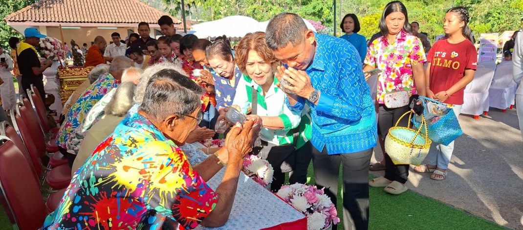 ผู้ว่าเปิดพิธีทำบุญตักบาตร รดน้ำผู้สูงอายุวันสงกรานต์เทศบาลเมืองพังงา สืบสานประเพณีไทย