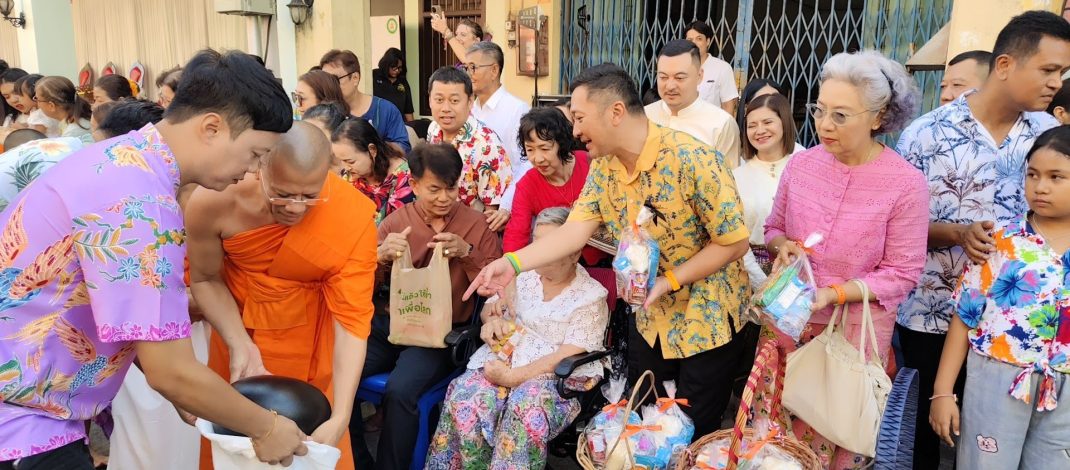 พังงา-จัดพิธีทำบุญตักบาตรอาหารแห้งแด่พระภิกษุสงฆ์ เพื่อความเป็นสิริมงคลเนื่องในโอกาสวันสงกรานต์และวันขึ้นปีใหม่ไทย ย่านเมืองเก่าตะกั่วป่า รับสิริมงคลวันปีใหม่ไทย