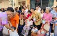 พังงา-จัดพิธีทำบุญตักบาตรอาหารแห้งแด่พระภิกษุสงฆ์ เพื่อความเป็นสิริมงคลเนื่องในโอกาสวันสงกรานต์และวันขึ้นปีใหม่ไทย ย่านเมืองเก่าตะกั่วป่า รับสิริมงคลวันปีใหม่ไทย