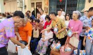 พังงา-จัดพิธีทำบุญตักบาตรอาหารแห้งแด่พระภิกษุสงฆ์ เพื่อความเป็นสิริมงคลเนื่องในโอกาสวันสงกรานต์และวันขึ้นปีใหม่ไทย ย่านเมืองเก่าตะกั่วป่า รับสิริมงคลวันปีใหม่ไทย