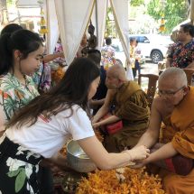 กาฬสินธุ์ พุทธศาสนิกชนร่วมสรงน้ำขอพรหลวงปู่หนูอินทร์สงกรานต์ปีใหม่ไทย