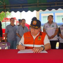 กาญจนบุรี – รองผู้ว่าเมืองกาญจน์ ลงพื้นที่ให้กำลังใจ ตรวจ เยี่ยมจุดบริการประชาชนอำเภอศรีสวัสดิ์ อำเภอทองผาภูมิ และอำเภอสังขละบุรี เน้นย้ำทุกคนขอให้ปฏิบัติหน้าที่อย่างเต็มกำลัง