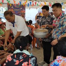 ปทุมธานี เทศบาลเมืองท่าโขลงจัดรถน้ำผู้สูงอายุ แจกมะขามเปียกถูกใจคนแก่