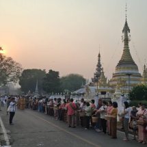 แม่ฮ่องสอน ชาวแม่ฮ่องสอนร่วมตักบาตรรับวันปีใหม่ไทยเพื่อความเป็นศิริมงคล