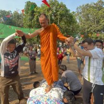 กาญจนบุรี – เริ่มแล้วเทศกาลสงกรานต์กลุ่มชาติพันธ์ ชาวกะเหรี่ยง ชาวมอญในสังขละบุรี คึกคัก ความศรัทธาชาวบ้านนอนให้พระสงฆ์เดินเหยียบออกไปสรงน้ำ