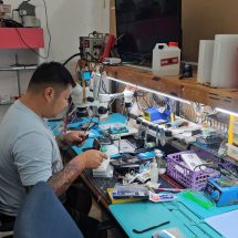 หลังม่วนสงกรานต์…งานเข้าไม่พัก! ร้านซ่อมมือถือเมืองนครพนมคึกคัก ลูกค้าแน่นร้าน เซ่นพิษสายน้ำเตือนชัด “อย่าเอามือถือแช่ข้าวสาร” เสี่ยงพังหนักกว่าเดิม