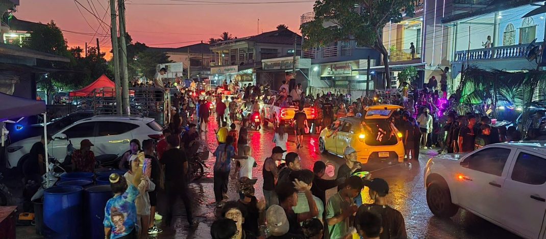 กาญจนบุรี – สงกรานต์คึกคัก ฝั่งพญาตองซุ ประเทศเมียนมา ทั้งชาวเมียนมา และชาวไทยข้ามไปเล่นสาดน้ำ ส่วนวัดวังก์วิเวการาม (หลวงพ่ออุตตมะ) จัดขึ้น 17 เม.ย. นี้