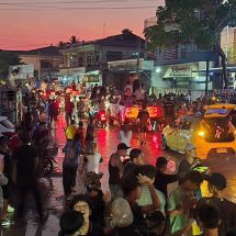 กาญจนบุรี – สงกรานต์คึกคัก ฝั่งพญาตองซุ ประเทศเมียนมา ทั้งชาวเมียนมา และชาวไทยข้ามไปเล่นสาดน้ำ ส่วนวัดวังก์วิเวการาม (หลวงพ่ออุตตมะ) จัดขึ้น 17 เม.ย. นี้