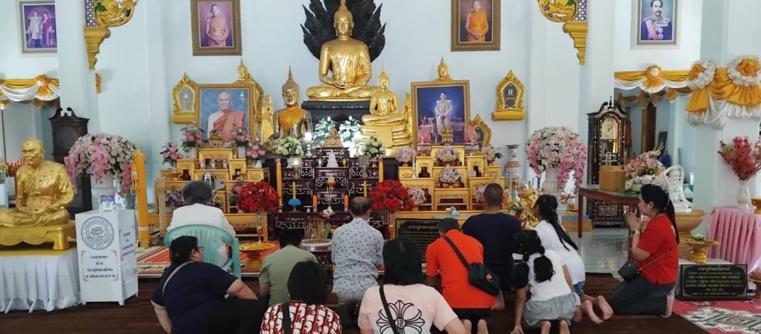 ปทุมธานี คิวบาร์โค้ดแม่ตะเคียนทองให้โชคหนุ่มรับเหมาก่อสร้าง ชุดไทยแก้บนให้มาแล้ว 3 งวดติด