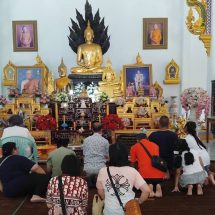 ปทุมธานี คิวบาร์โค้ดแม่ตะเคียนทองให้โชคหนุ่มรับเหมาก่อสร้าง ชุดไทยแก้บนให้มาแล้ว 3 งวดติด