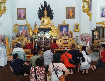 ปทุมธานี คิวบาร์โค้ดแม่ตะเคียนทองให้โชคหนุ่มรับเหมาก่อสร้าง ชุดไทยแก้บนให้มาแล้ว 3 งวดติด