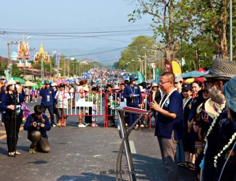 ชื่นชม ! ชาวแพร่และนทท.ร่วมงานสงกรานต์เด่นชัยคึกคัก แน่นด้วยกิจกรรม