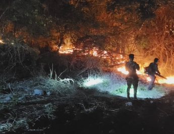 กาญจนบุรี – ร้อนจัดปัญหาไฟป่าเริ่มทวีความรุนแรง! นายอำเภอทองผาภูมิ เรียกประชุมหาแนวทางป้องกันแก้ไขปัญหา หมอกควันและฝุ่นละอองขนาดเล็ก pm 2.5 ให้ลดความรุนแรงในตัวอำเภอฯ ซึ่งทางอุทยานแห่งชาติทองผาภูมิ ขอความช่วยเหลือเฮลิคอปเตอร์จากกรมอุทยานมาช่วยดับไฟป่าในบ่ายวันนี้