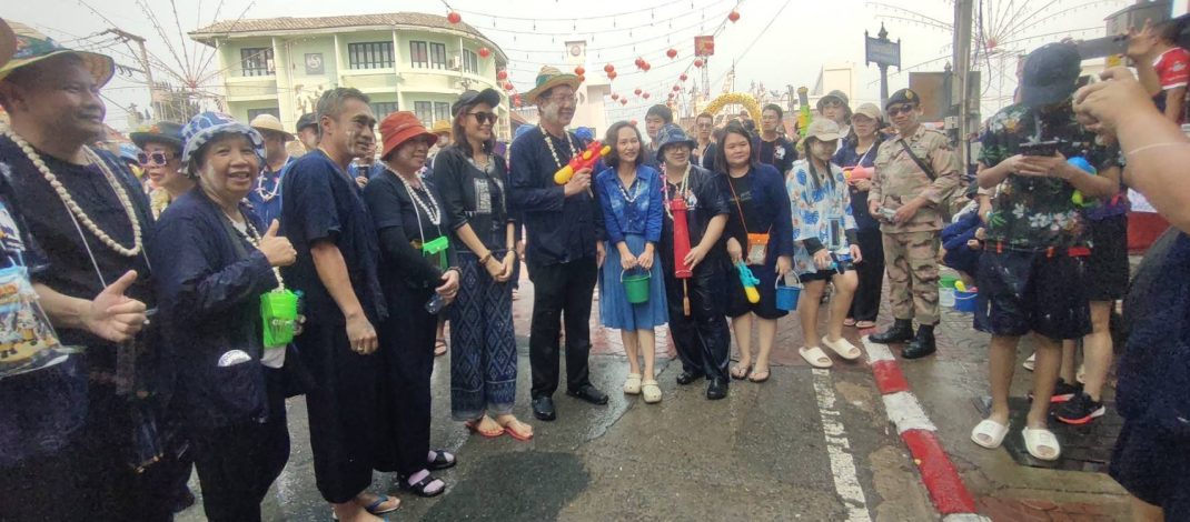 แฟนคลับ “แม่เลี้ยงติ๊ก” แห่แสดงความยินดีฯ ท่ามกลางงานสงกรานต์เมืองแป่