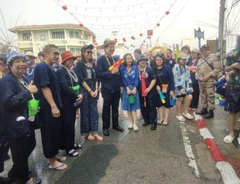 แฟนคลับ “แม่เลี้ยงติ๊ก” แห่แสดงความยินดีฯ ท่ามกลางงานสงกรานต์เมืองแป่