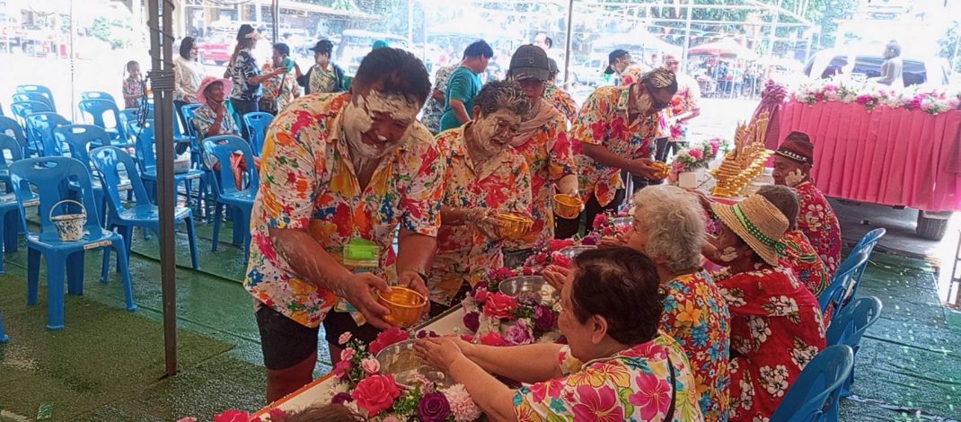 สิงห์บุรี / อินทร์บุรีชื่นมื่น! แห่พระ–รดน้ำผู้สูงอายุ สืบสานสงกรานต์คึกคักทั้งชุมชน